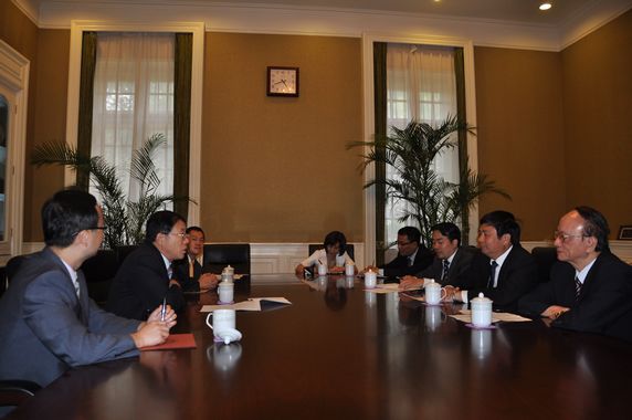 CPAFFC Vice President Feng Zuoku Having Working Meeting with the Delegation