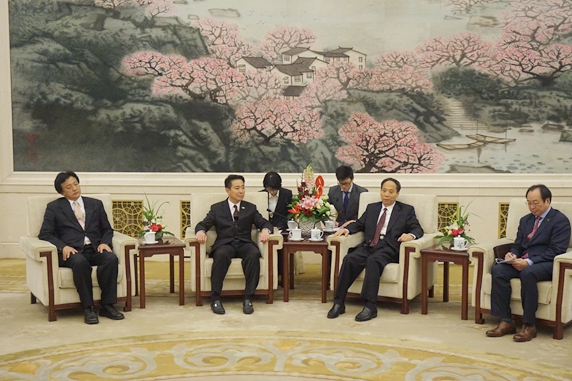 吉副委员长会见