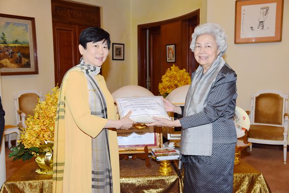 李小林会长与柬莫尼列太后合影