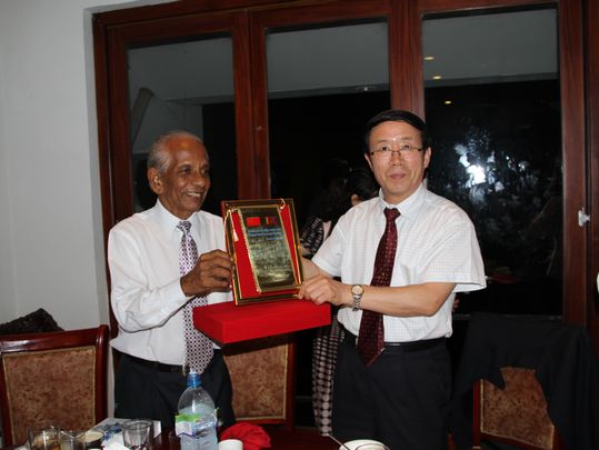 Sri Lanka-China Society presenting a plaque to Vice President Feng Zuoku
