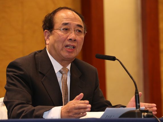 Zhao Qizheng,Director of the Foreign Affairs Committee,CPPCC delivering a speech