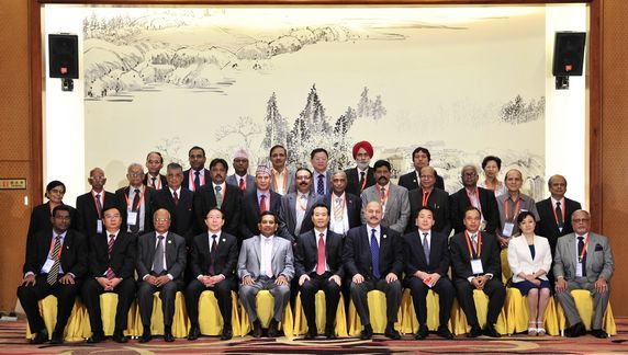 Deputy Governor Gao Shuxun of Yunnan Province with All the Attendants