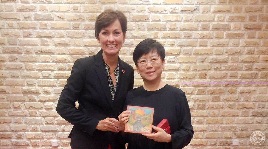微信大圖 李小林會(huì)長(zhǎng)與美國(guó)艾奧瓦州雷諾茲州長(zhǎng)_副本.jpg