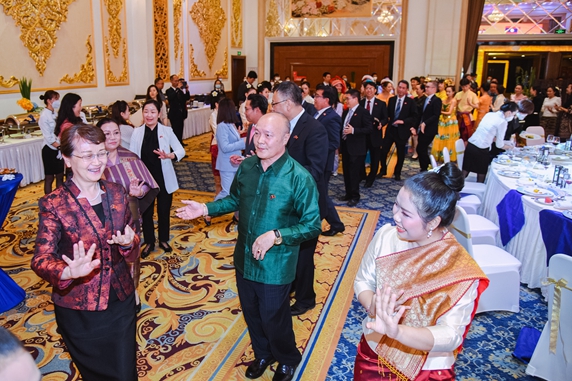 6. 全场嘉宾共跳老挝传统舞蹈—团结舞，祝愿中老友谊万古长青.jpg