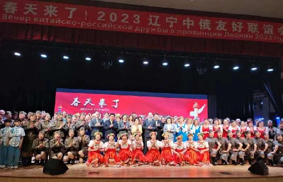 中俄双方领导与全体演员合影_副本.jpg