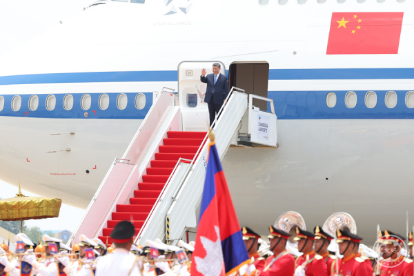 Xi Jinping Arrives in Phnom Penh for a State Visit to Cambodia