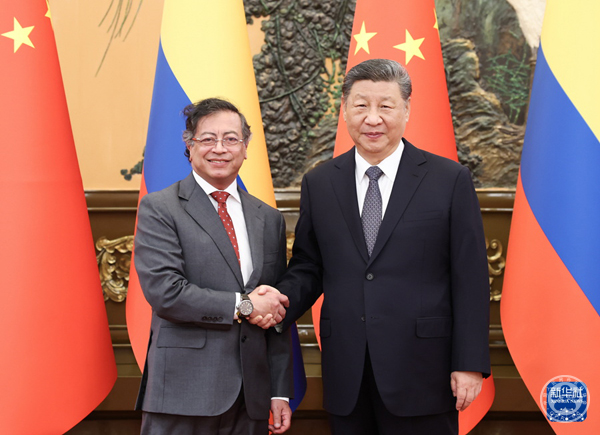 习近平会见哥伦比亚总统佩特罗