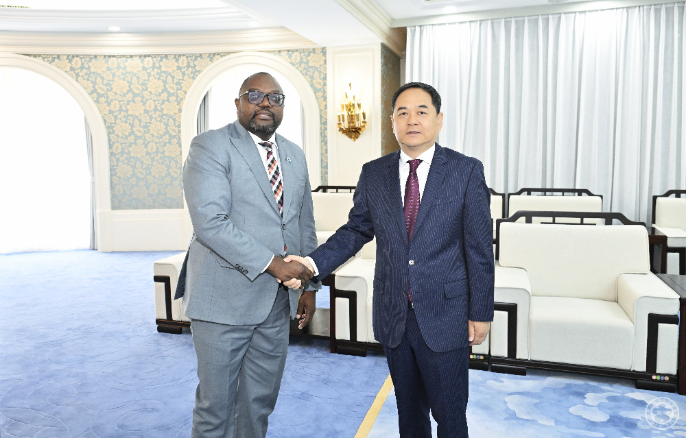 杨万明会长会见博茨瓦纳外长布塔莱
