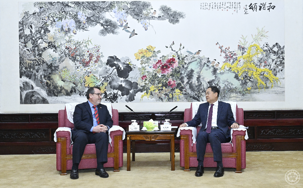 杨万明会长会见智利驻华大使阿里亚兰