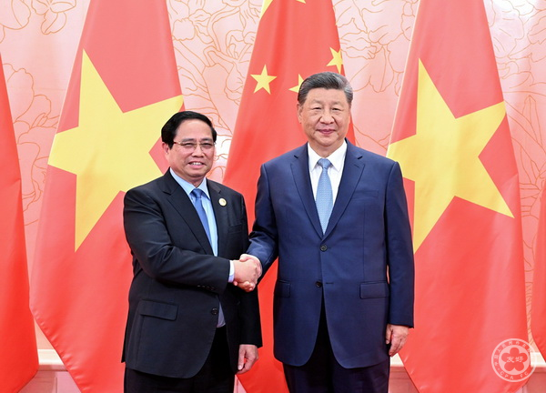 习近平会见越南总理范明政